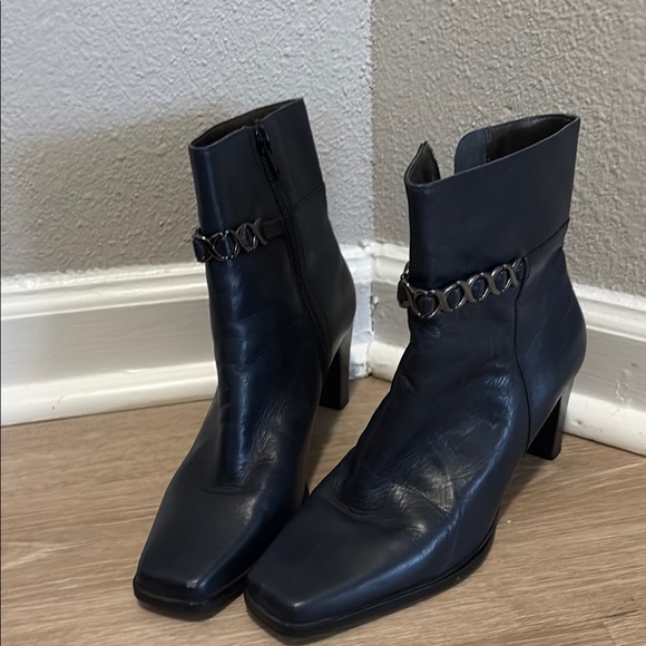 Elegant Black Ankle Boots - Picture 1 of 3